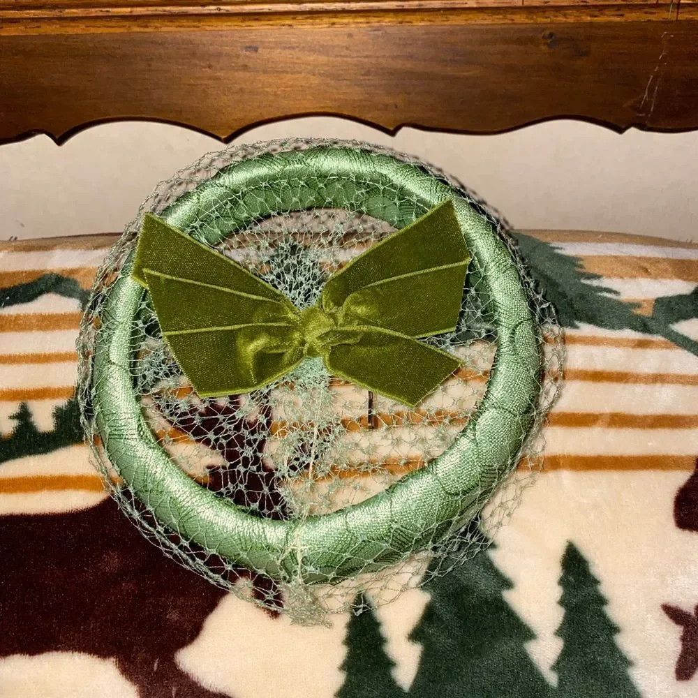 Vintage 50’s Green Velvet Halo Hat Veil Birdcage